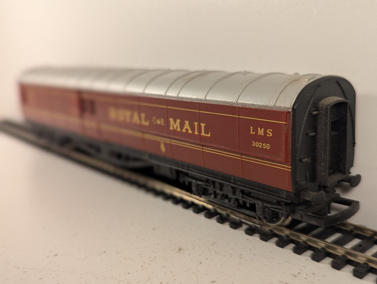 Hornby OO Gauge Operating LMS Mail Coach Passenger Coach 30250 LMS Maroon R.413