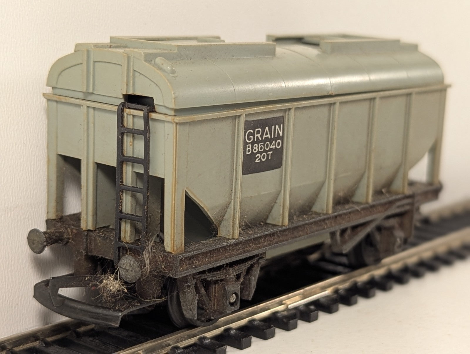 Tri-ang Hornby R215 OO Gauge Bulk Grain Wagon - Boxed