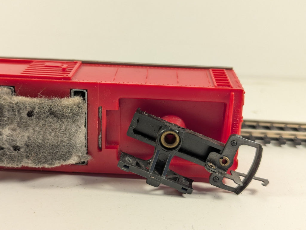Hornby Railways R344 OO Gauge Track Cleaning Car - Boxed - Broken Bogie