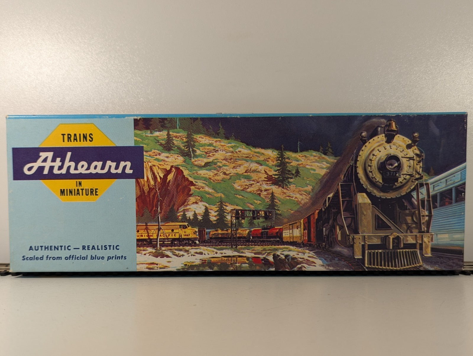 Athearn1788 HOGauge SouthernPacific Daylight BaggageCar - Boxed, Missing Coupler