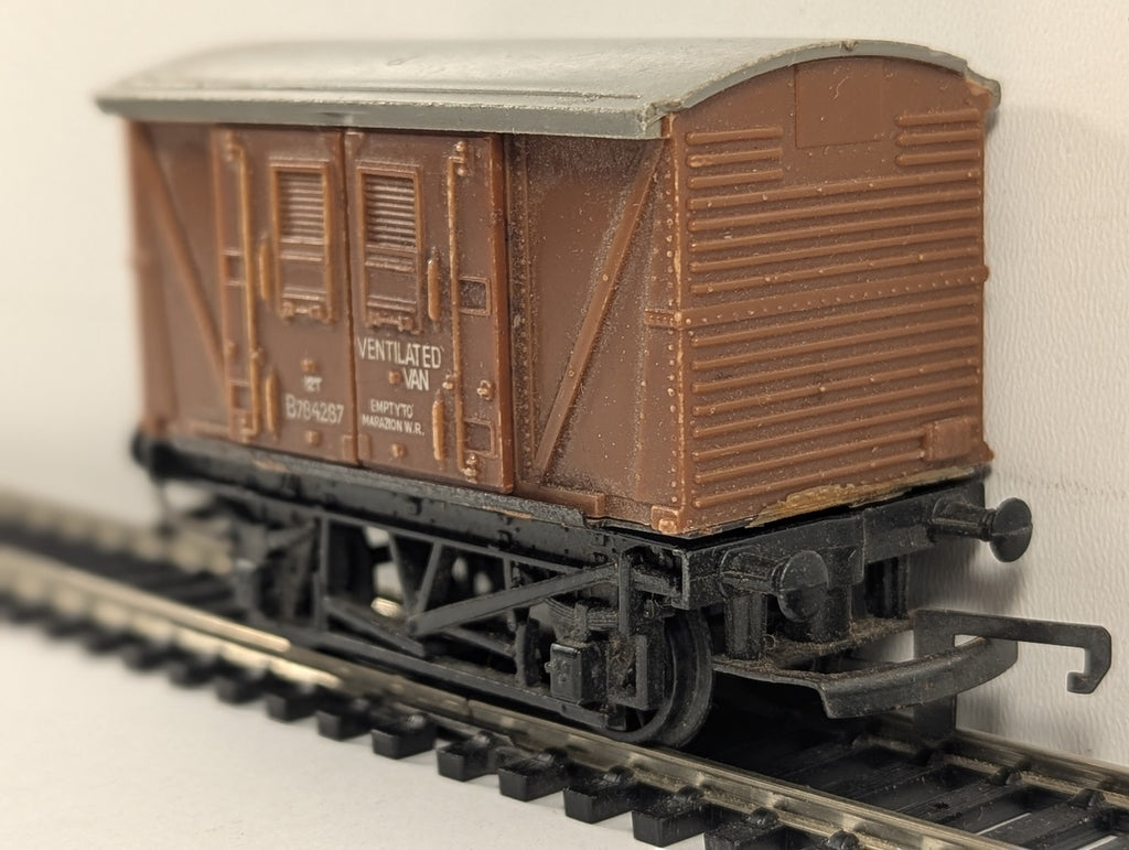 Hornby OO Gauge BR Standard Goods Van Ventilated Goods Wagon B784287 BR Bauxite