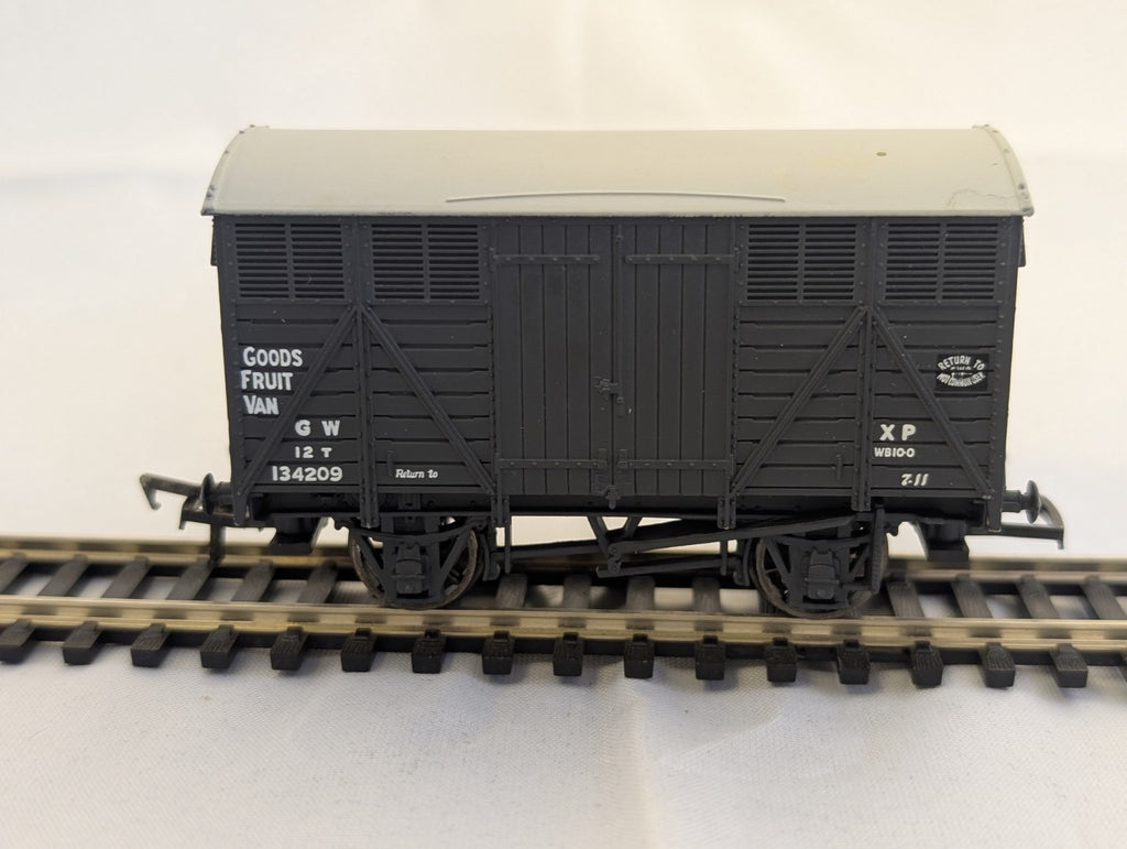 Bachmann 37-751E GWR 12 Ton Fruit Van Black