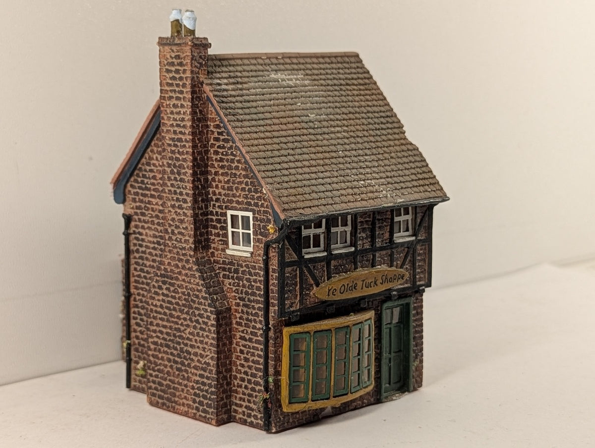 Hornby OO Gauge Skaledale Ye Olde Tuck Shoppe Building R8629