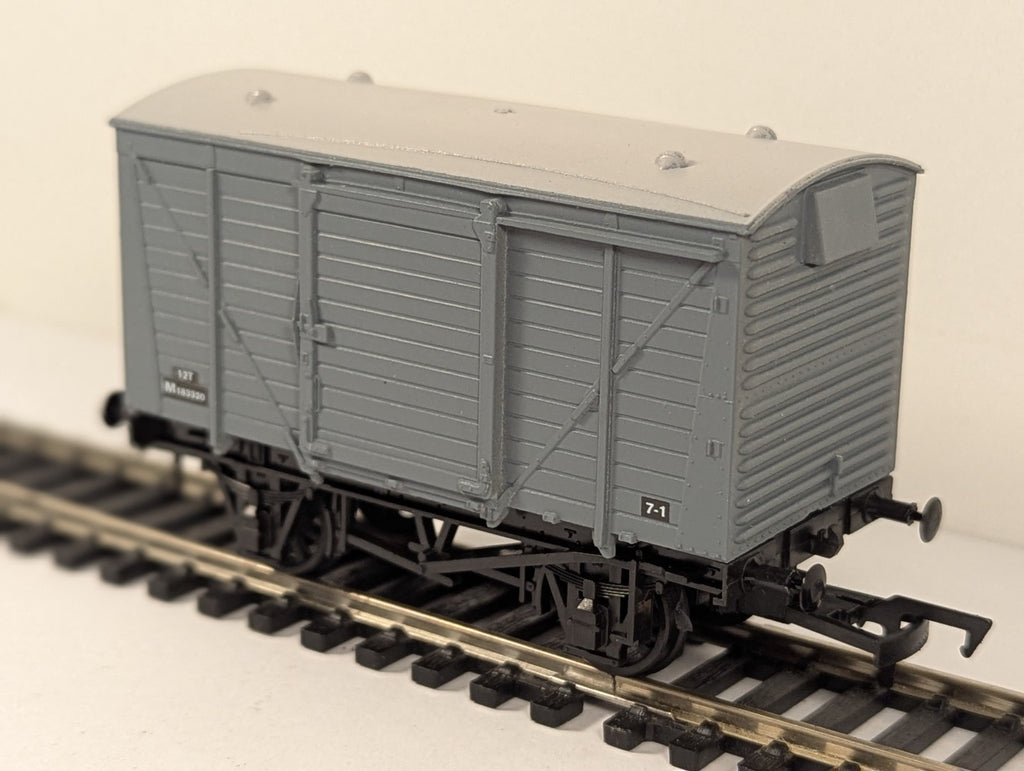 Dapol 4F-011-046 OO Gauge Ventilated Van BR Grey M183320