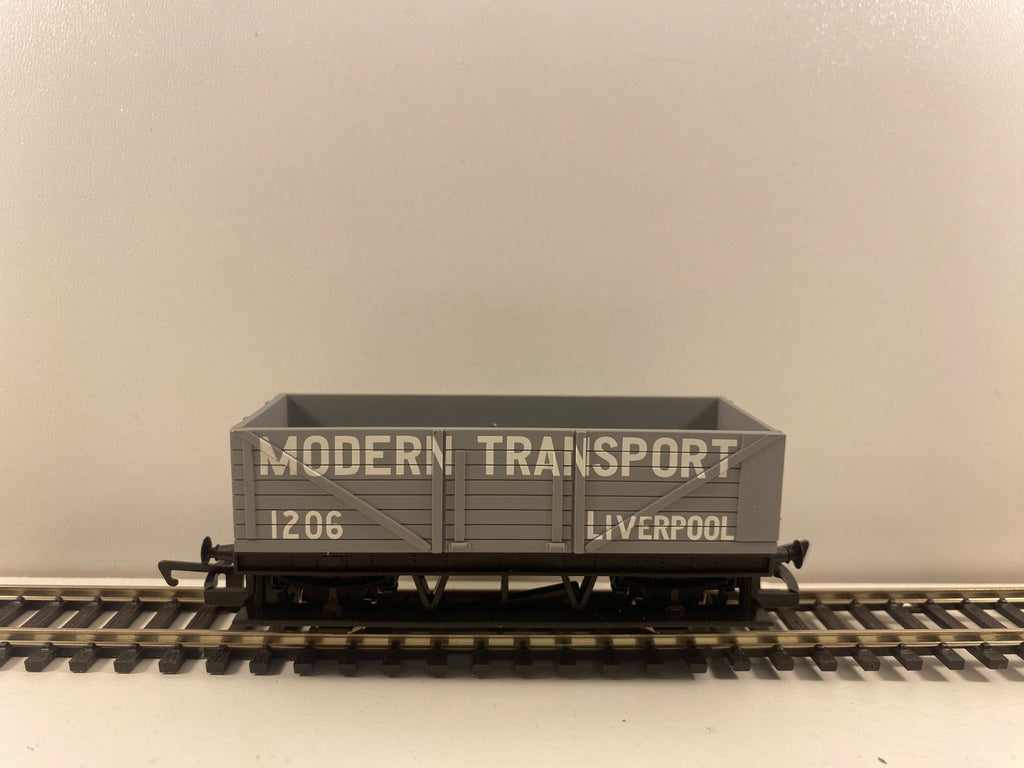 Hornby R1115 Long Wheelbase Wagon “Modern Transport” – OO Gauge