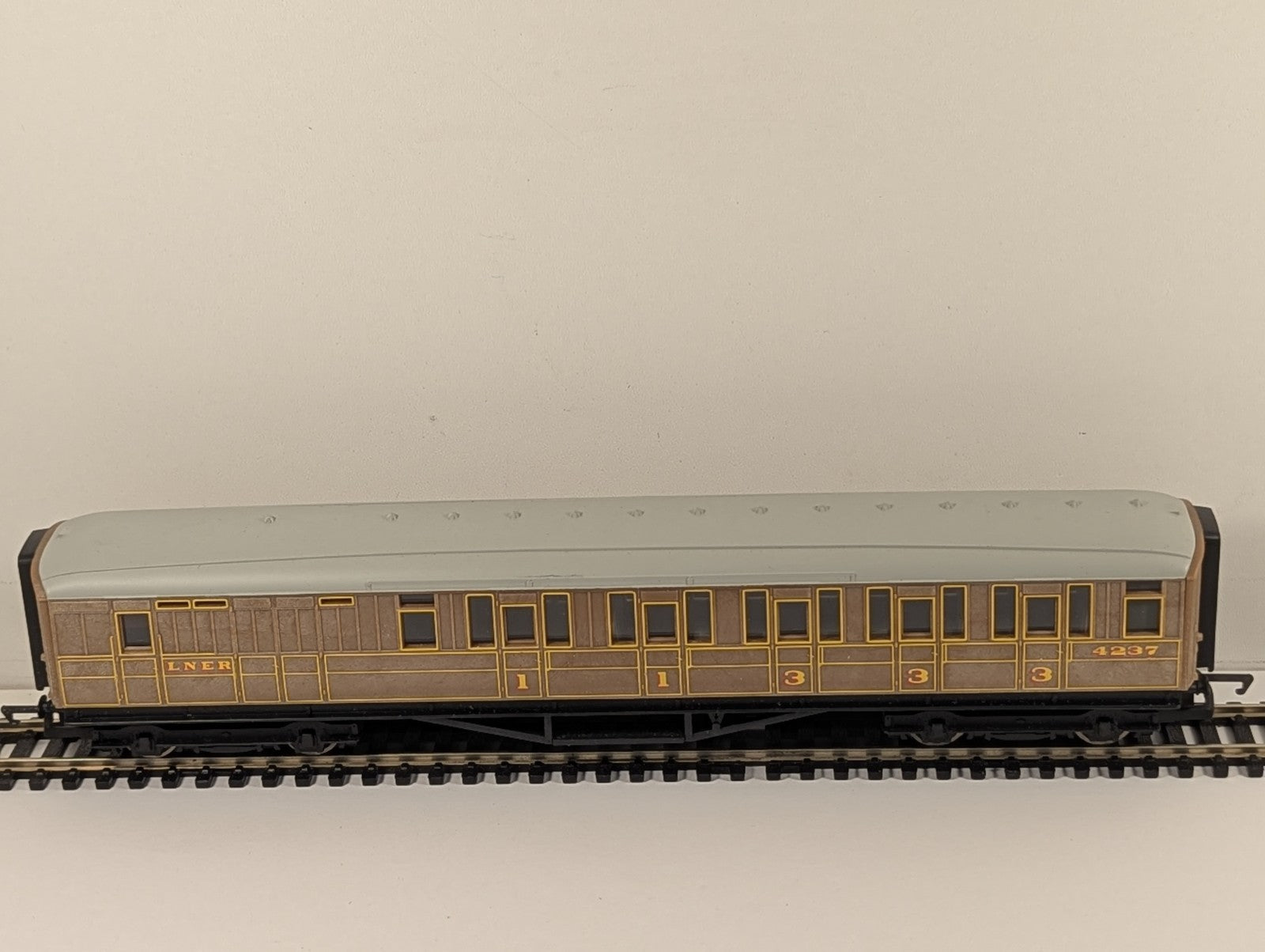 Hornby OO Gauge R4116 LNER Teak Non-Corridor Brake Composite Coach 4237