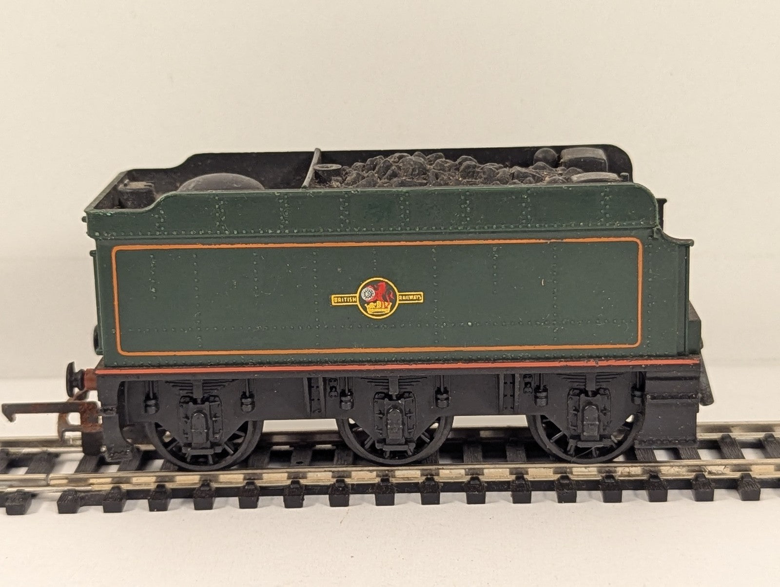 Hornby OO Gauge Fowler 3500 Gallon Tender BR Lined Green (Early Emblem)