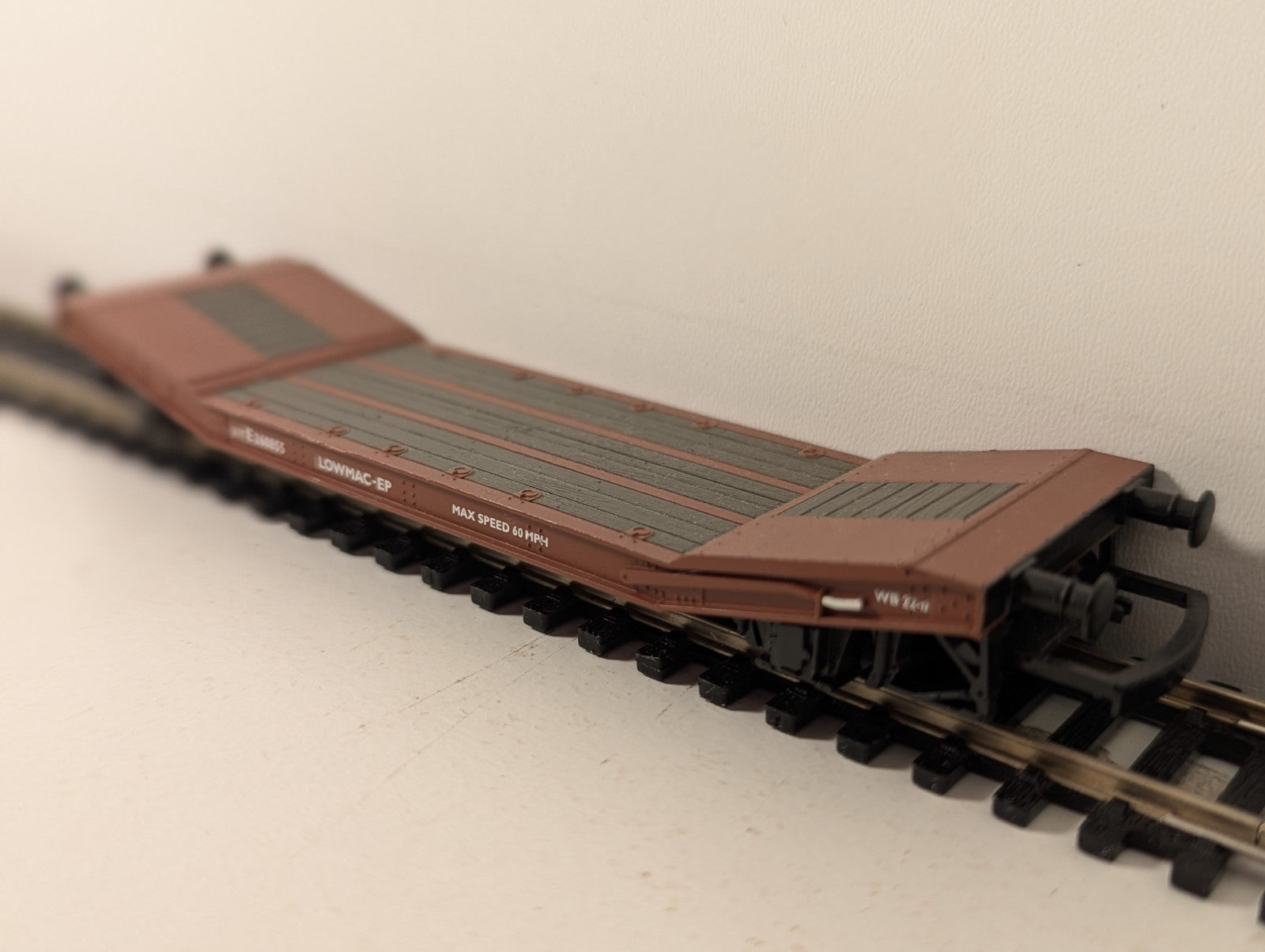 Hornby R6240 OO Gauge Bauxite Brown Lowmac Wagon