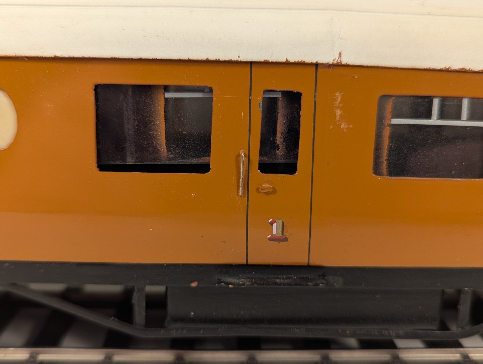 Kitbuilt (Metal) O Gauge LNER Thompson Teak Brake Coach – Damage