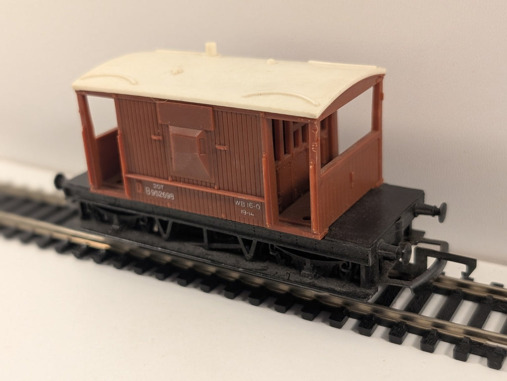 Hornby 12T Brake Van – Brown – OO Gauge