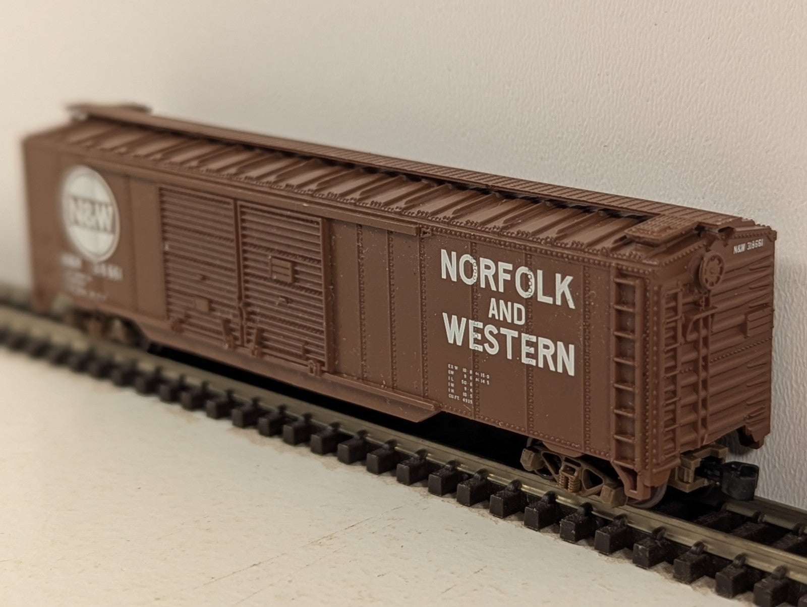 Atlas N Gauge Norfolk & Western Boxcar Brown