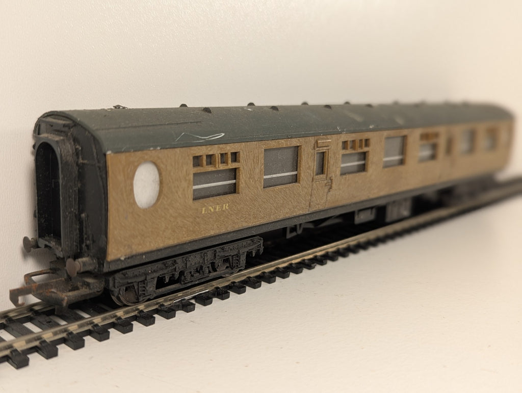Tri-ang OO Gauge LNER Teak Composite Third Coach