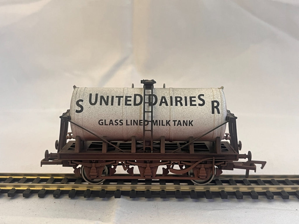 Dapol 4F-031-002 OO Gauge United Dairies Milk Tanker Weathered