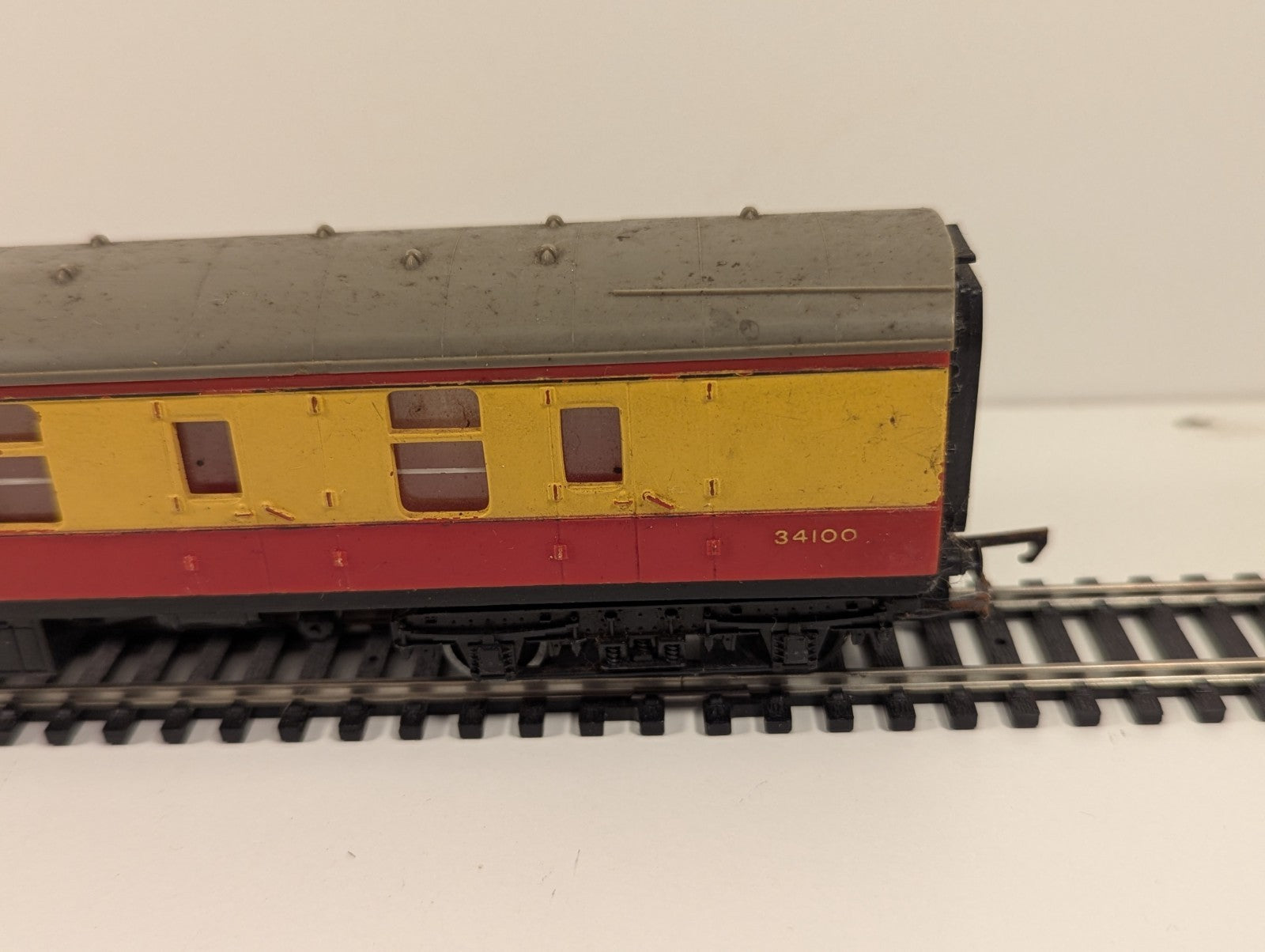 Hornby R928 BR Mk1 Composite Corridor Coach – Blood & Custard