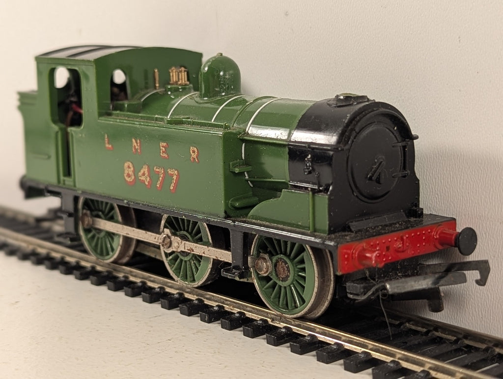 Hornby OO Gauge Class J83 0-6-0T Steam Locomotive 8477 LNER Green R316