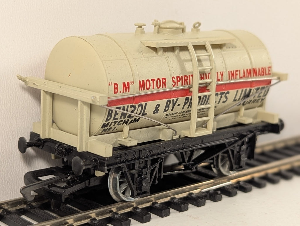 Dapol OO Gauge White Benzol & By-Products Limited 12 Ton Tank Wagon
