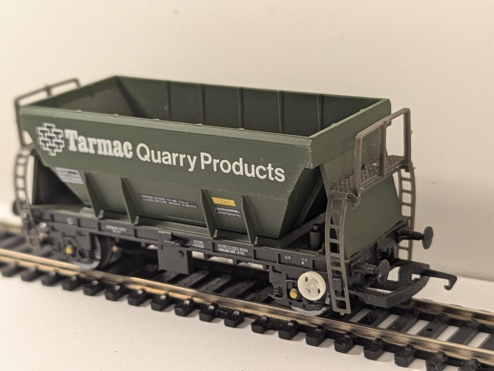 Hornby R002 PGA Tarmac Quarry Products Aggregate Hopper Wagon OO Gauge