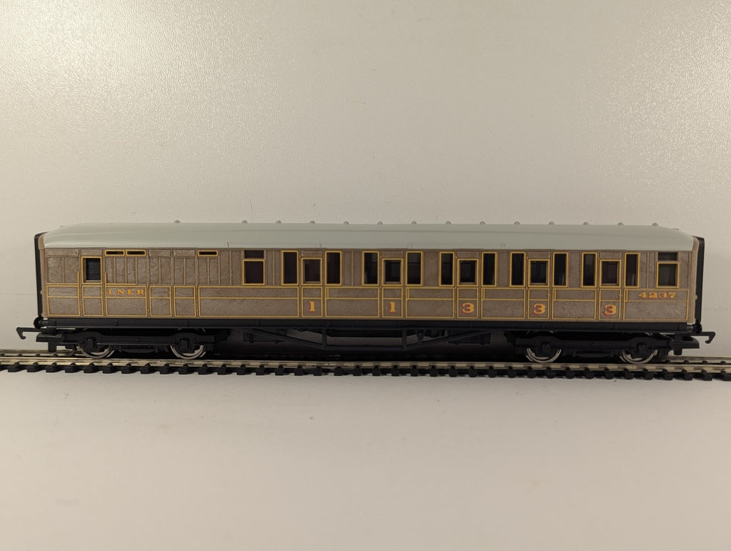 Hornby OO Gauge LNER Teak Composite Coach Passenger Coach 4237 R477
