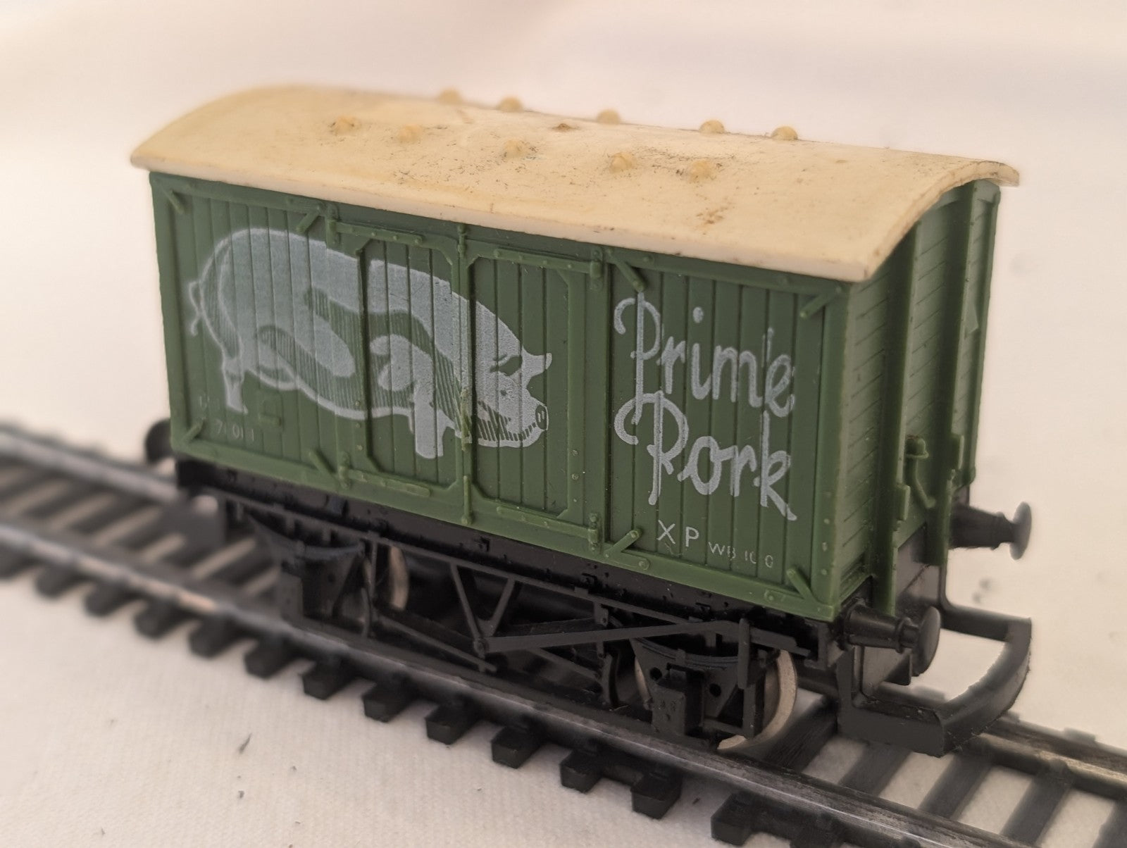 Hornby R009 OO Gauge Prime Pork Closed Wagon