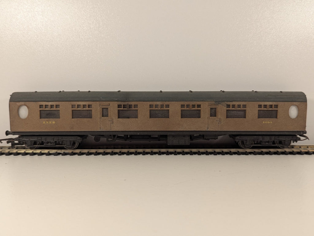 Hornby OO Gauge LNER Corridor Full Third Coach
