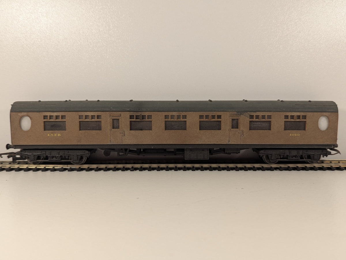Hornby OO Gauge LNER Corridor Full Third Coach