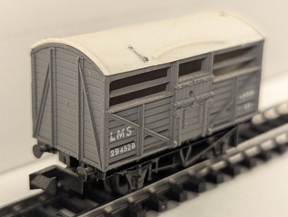 Peco N Gauge LMS Large Cattle Wagon 294528 LMS Grey
