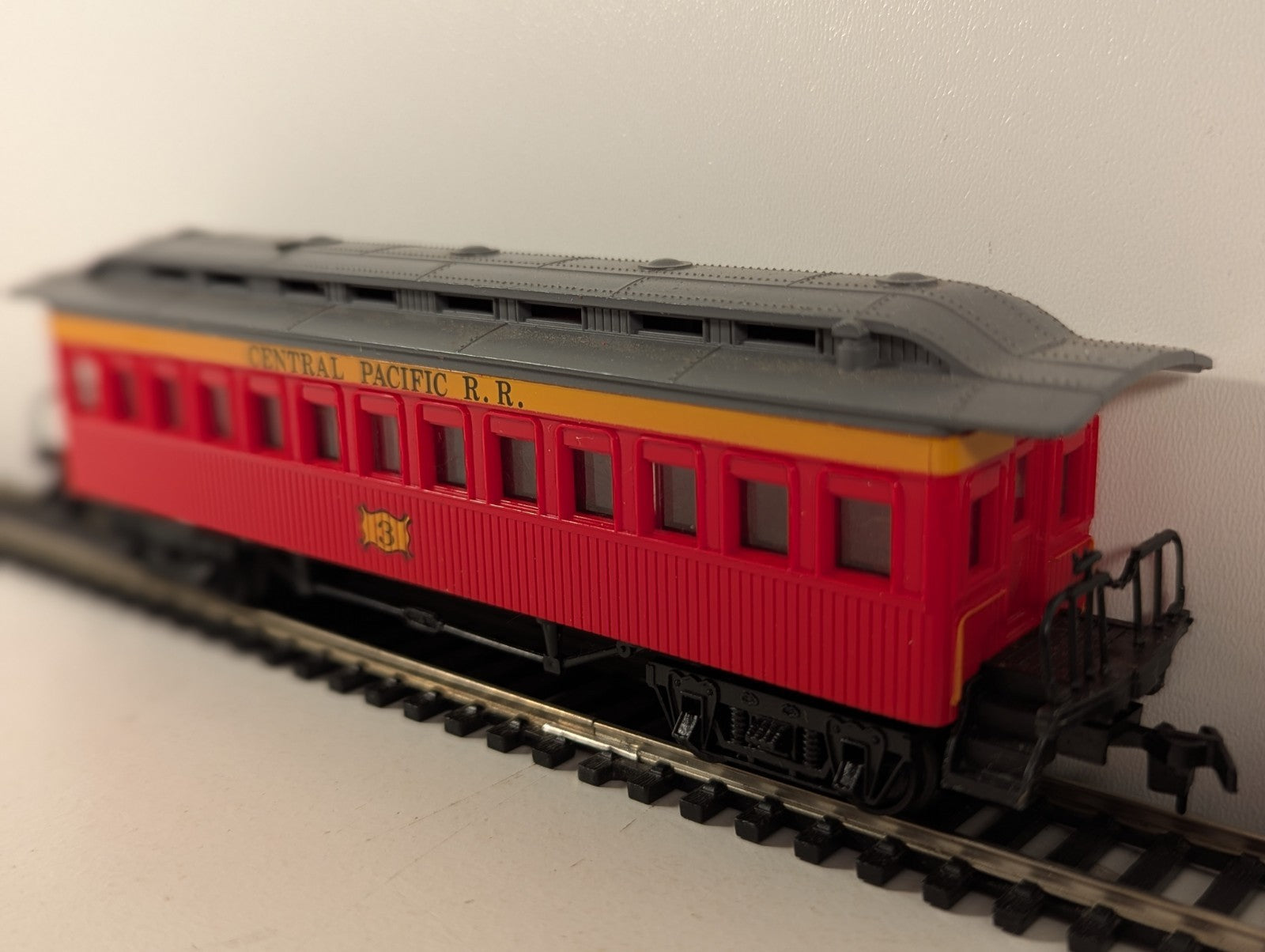 Bachmann 72924 HO Gauge Central Pacific 47ft Old Time Coach - Boxed