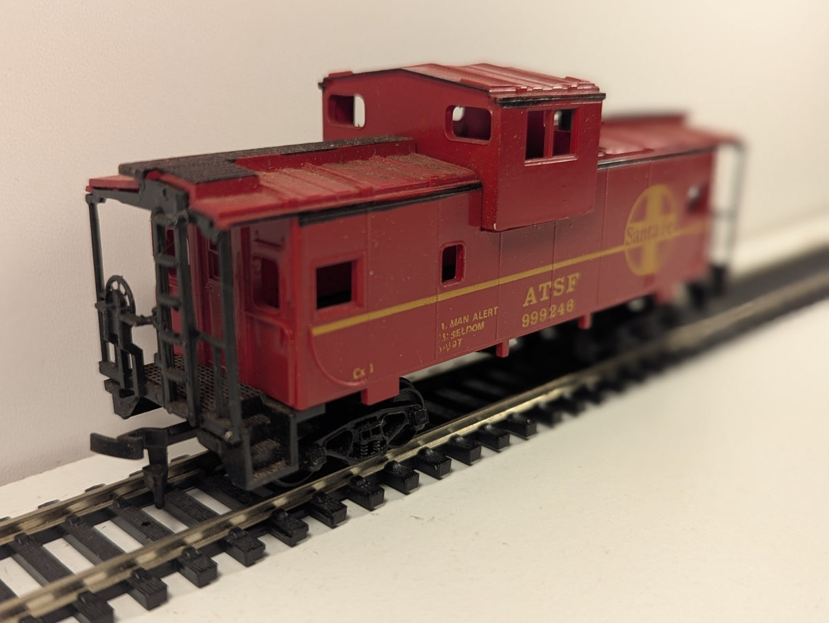 AHM HO Scale Santa Fe (ATSF) Wide-Vision Caboose No. 999246
