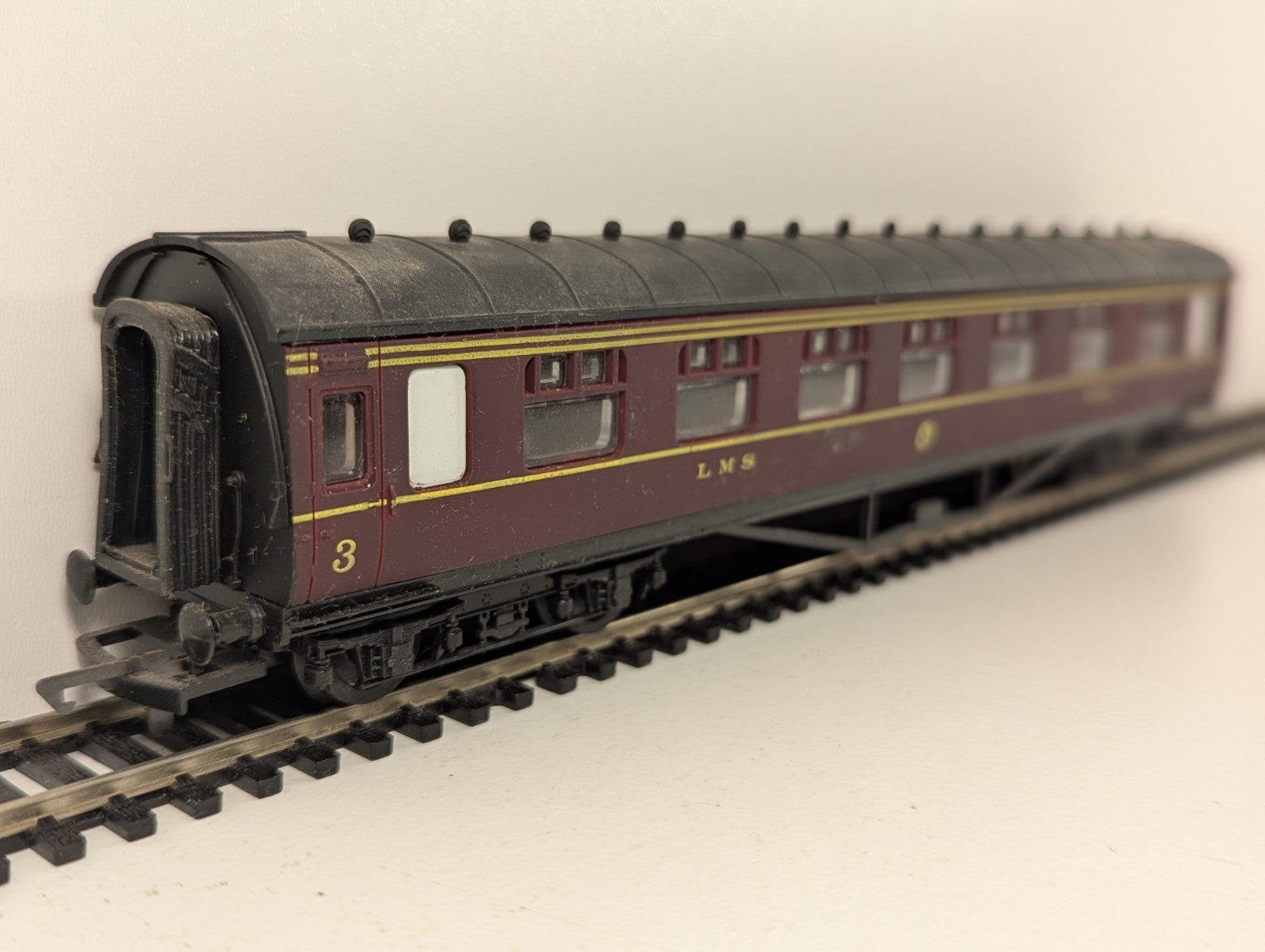 Airfix GMR 54202 OO Gauge LMS Stanier Composite Corridor Coach