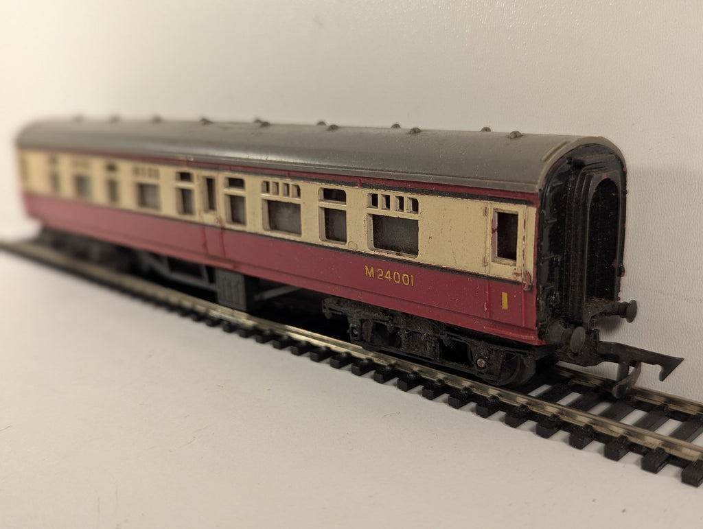 Tri-ang OO Gauge BR Mk1 Composite Coach Passenger Coach M24001