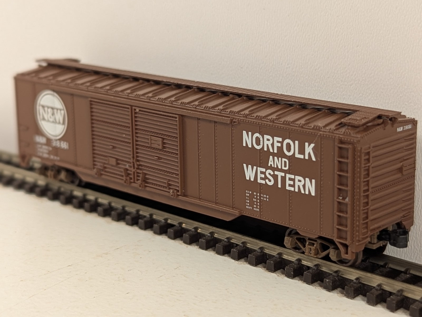 Atlas N Gauge Norfolk & Western Boxcar Brown