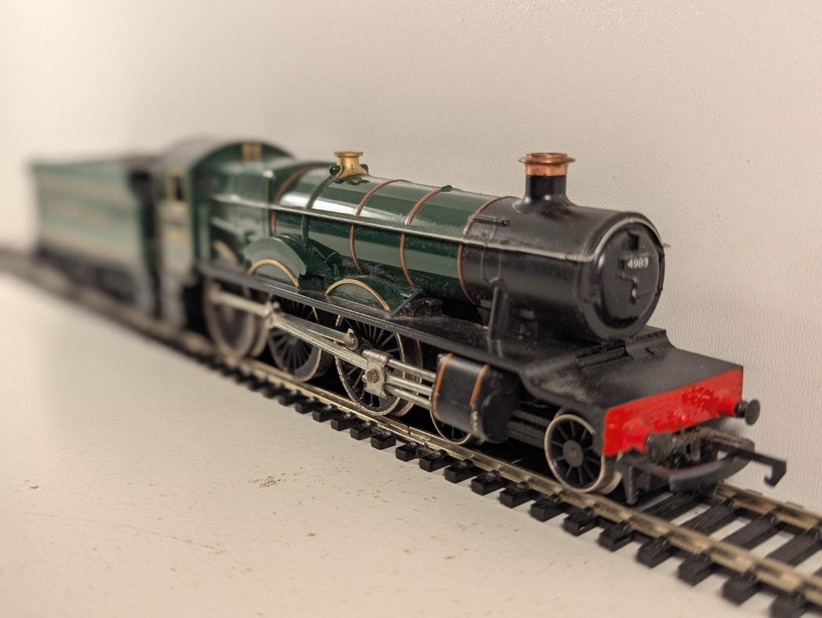 Hornby OO Gauge Class 4900 Albert Hall steam locomotive 4983 in GWR green livery on model train tracks