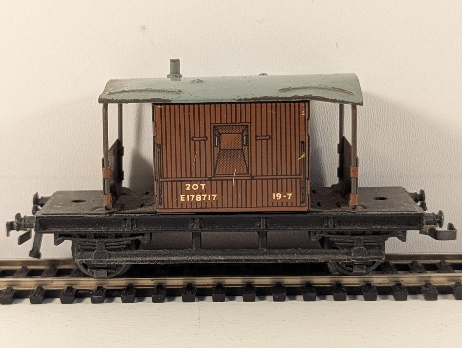 Hornby Dublo 32046 Tinplate 20 Ton Brake Van OO Gauge - Dented Roof