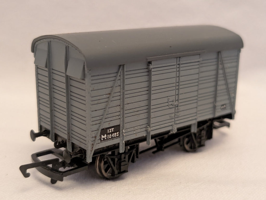 Hornby OO Gauge 12T Ventilated Van Goods Wagon M16485 BR Grey