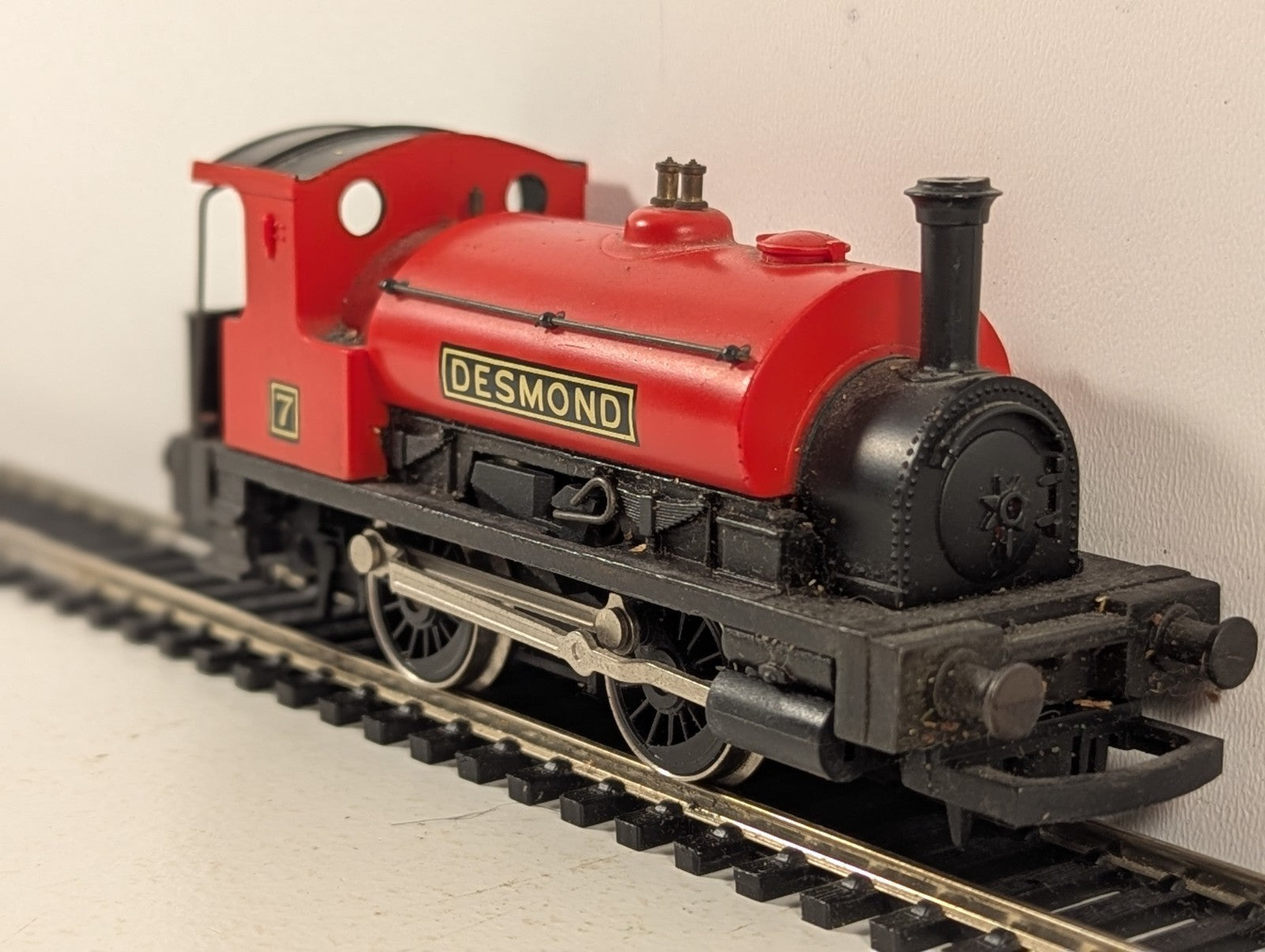Hornby OO Gauge 0-4-0 Saddle Tank Desmond Steam Locomotive 7 Red