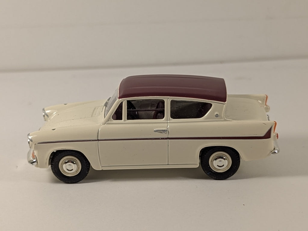 Vanguards 1:43 Ford Anglia Die-cast Model Car White / Maroon VA1002