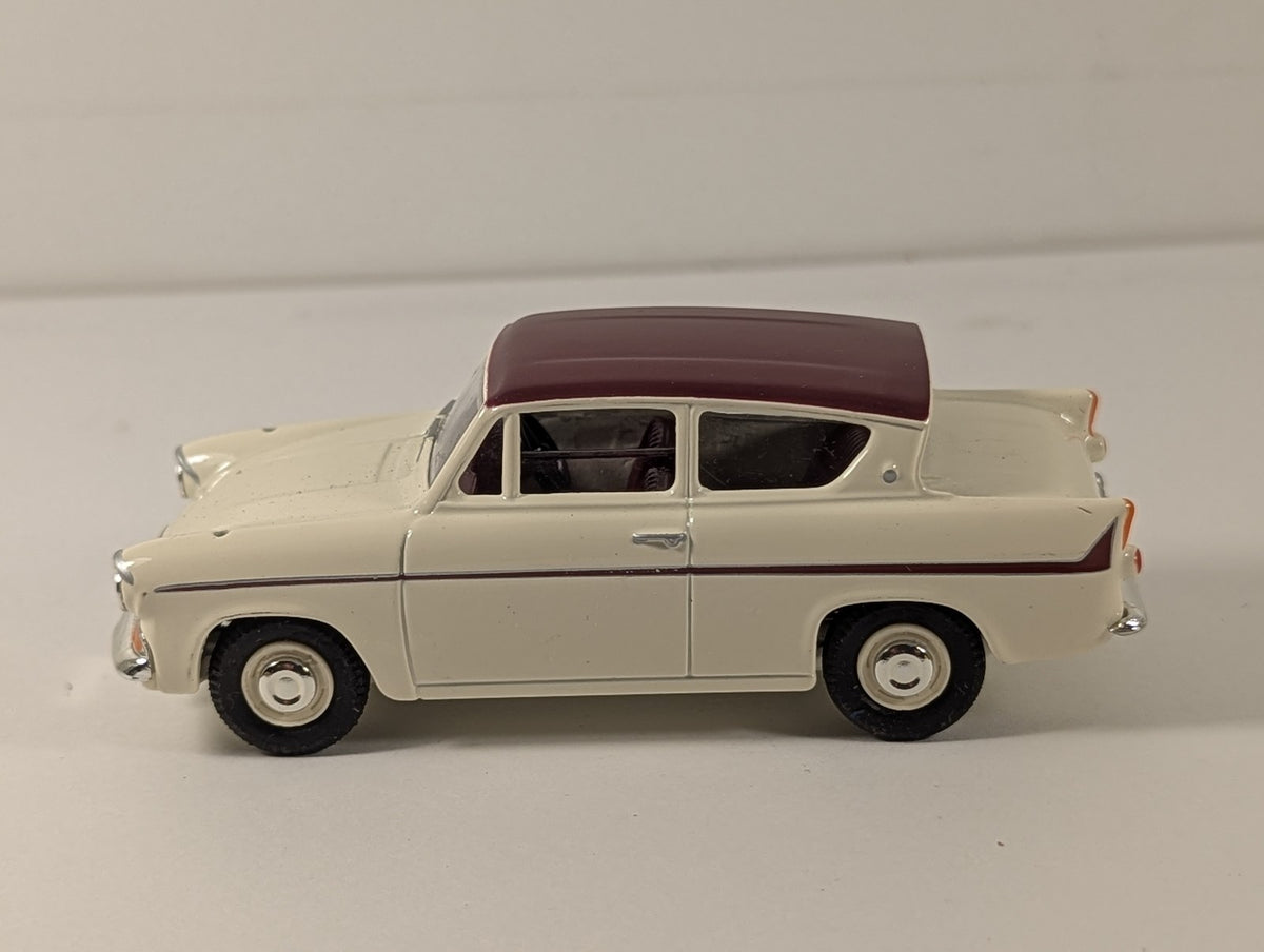 Vanguards 1:43 Ford Anglia Die-cast Model Car White / Maroon VA1002
