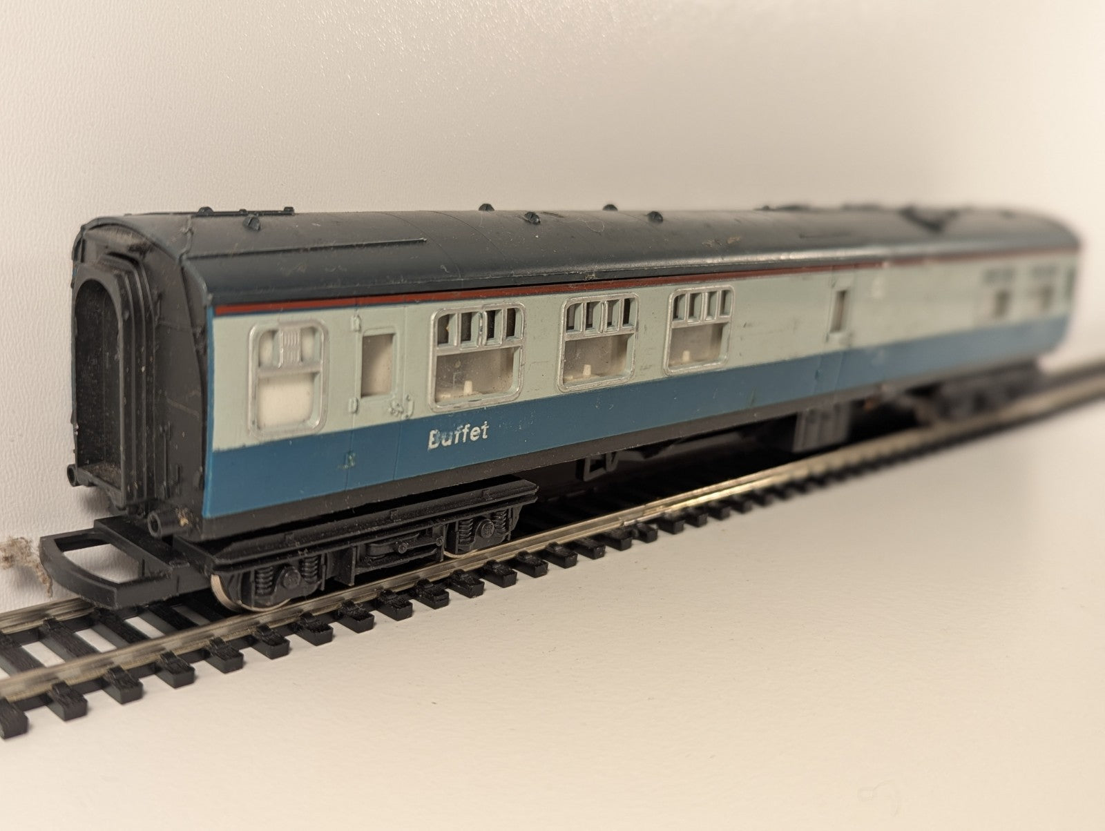 Hornby R419 BR Blue/Grey Mk1 Buffet Car 1805 – Missing Buffers