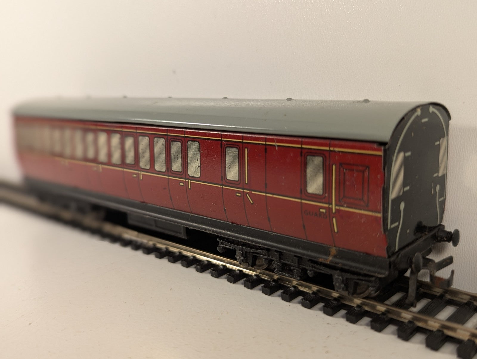 Hornby Dublo OO Gauge BR Mk1 Suburban Composite Brake Coach - Maroon