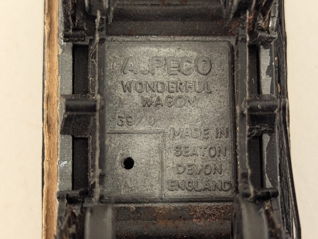 Peco Products R52-3W OO Gauge 7 Plank Wagon Richard White - missing coupler
