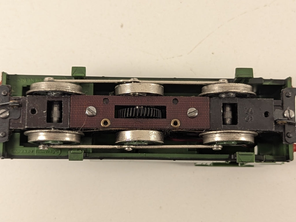 Hornby OO Gauge LNER Class J83 0-6-0T Locomotive 8477 LNER Green
