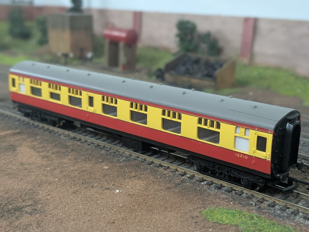 Tri-ang R626 OO Gauge BR Mk1 Composite Corridor Coach M15210 Crimson & Cream