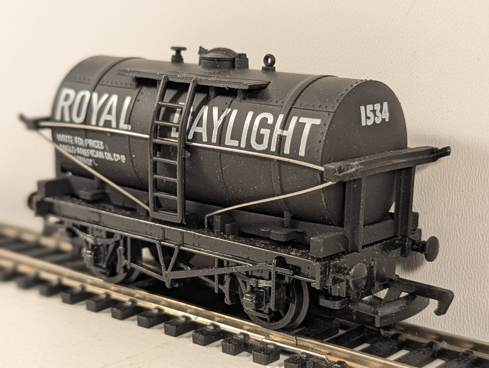 Mainline Railways OO Gauge Black Royal Daylight 14 Ton Tank Wagon