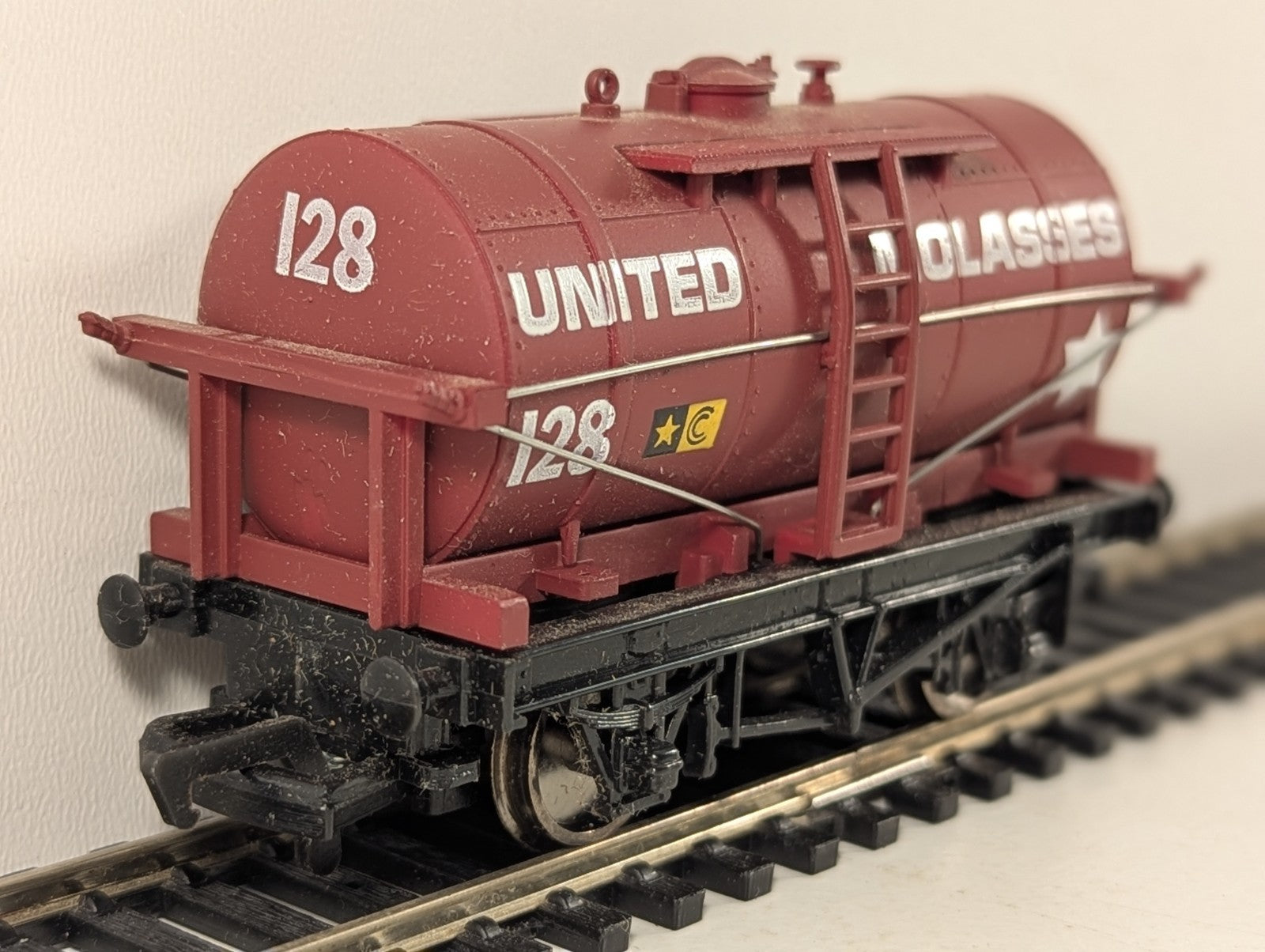 Mainline Railways 37-136 OO Gauge United Molasses Tank Wagon - Boxed