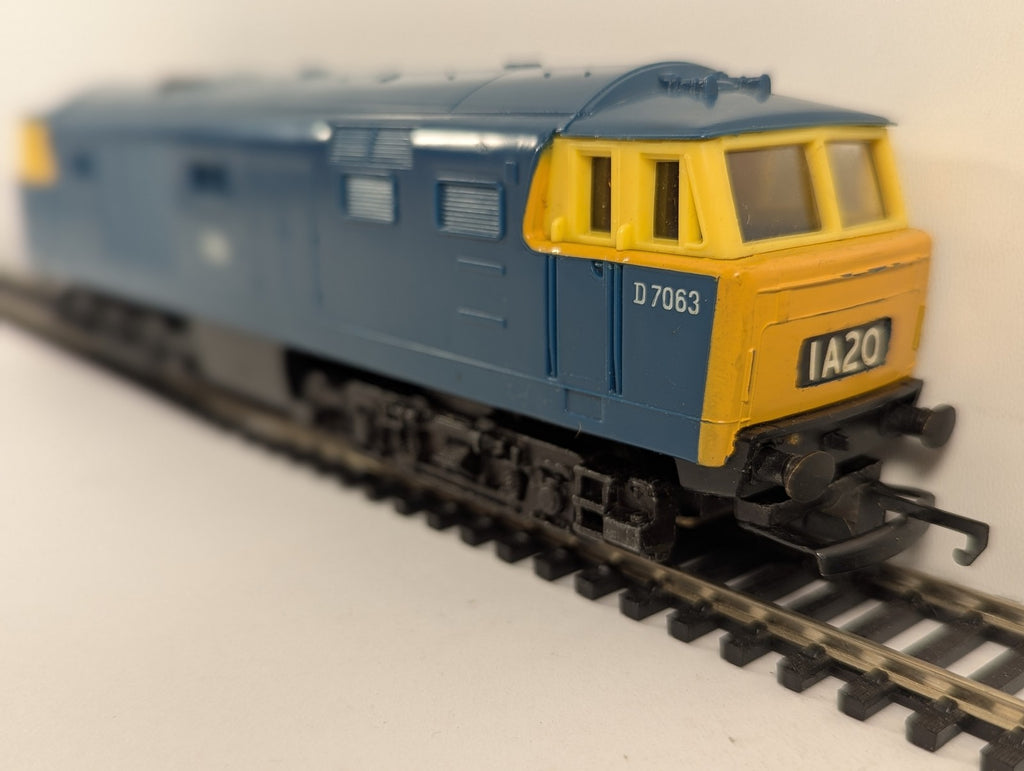 Tri-ang Hornby OO Gauge Class 35 Hymek Locomotive D7063 BR Blue