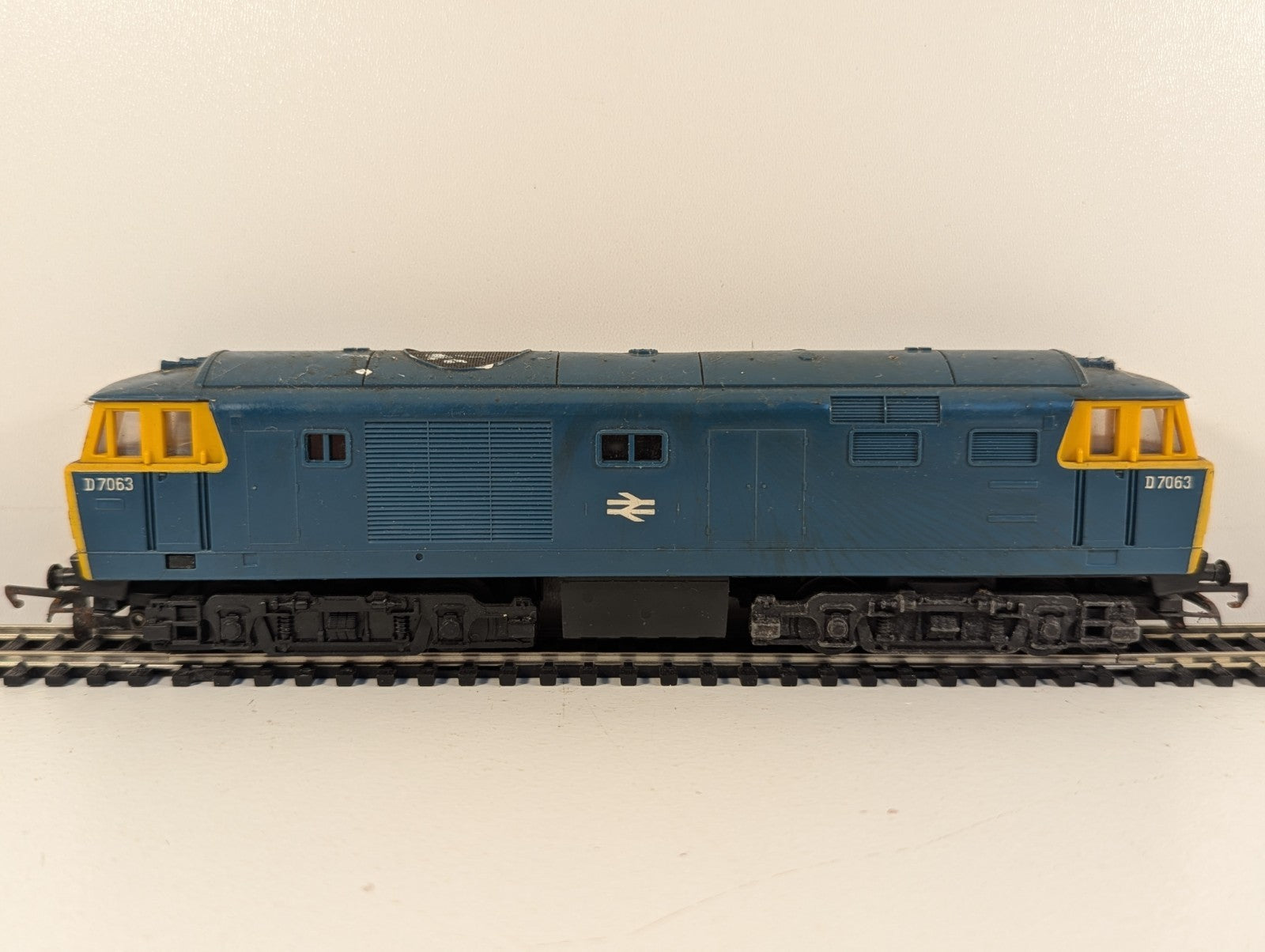 Tri-ang Hornby R758 OO Gauge Class 35 Hymek BR Blue Poor Runner