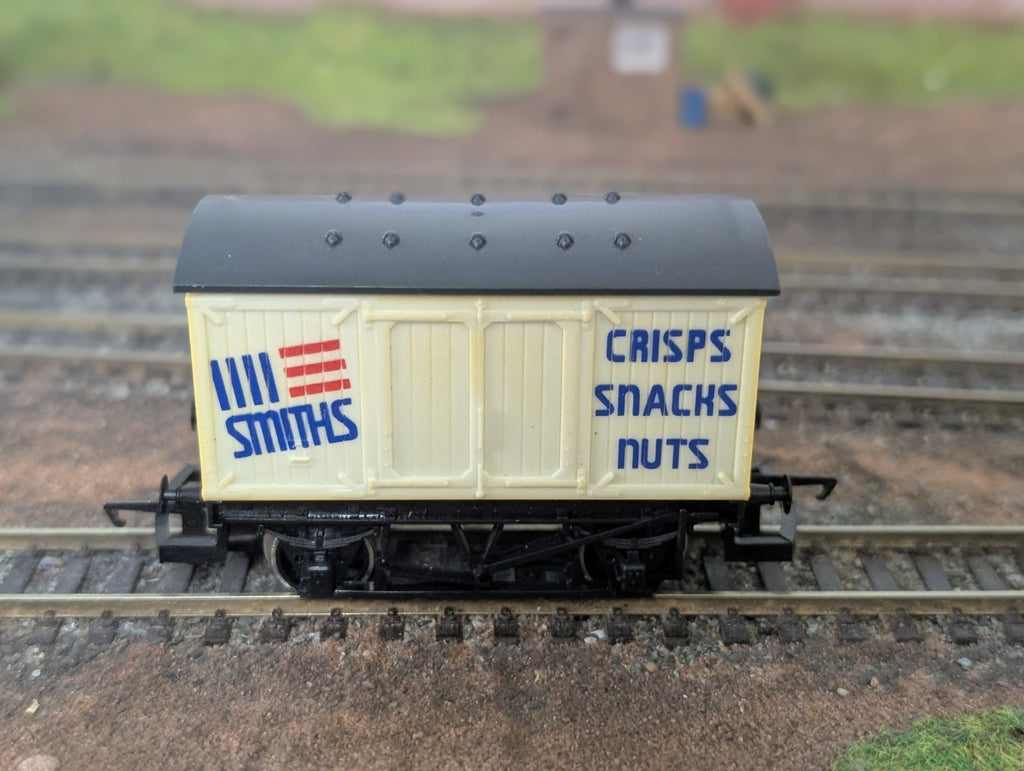 Hornby R135 Smiths Snacks Closed Van OO Gauge