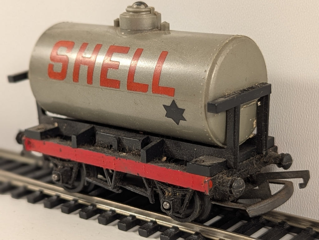 Tri-ang R12 Shell / BP Tank Wagon – OO Gauge