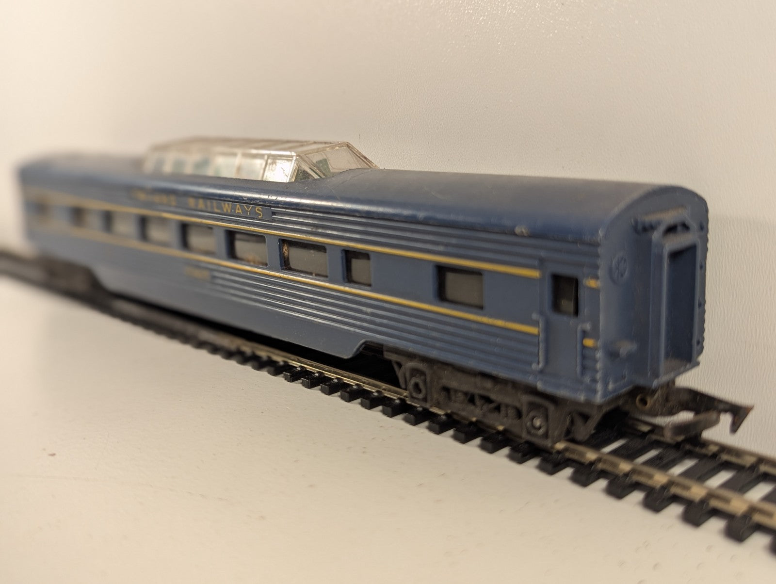 Tri-ang R132 OO Gauge Transcontinental Vista Dome Car