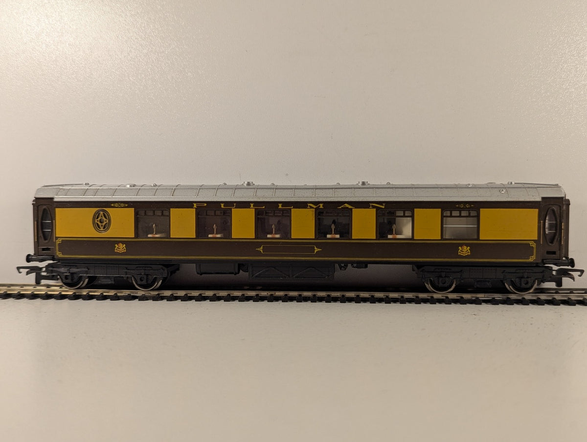 Hornby OO Gauge Pullman Parlour Car Passenger Coach Pullman Umber & Cream